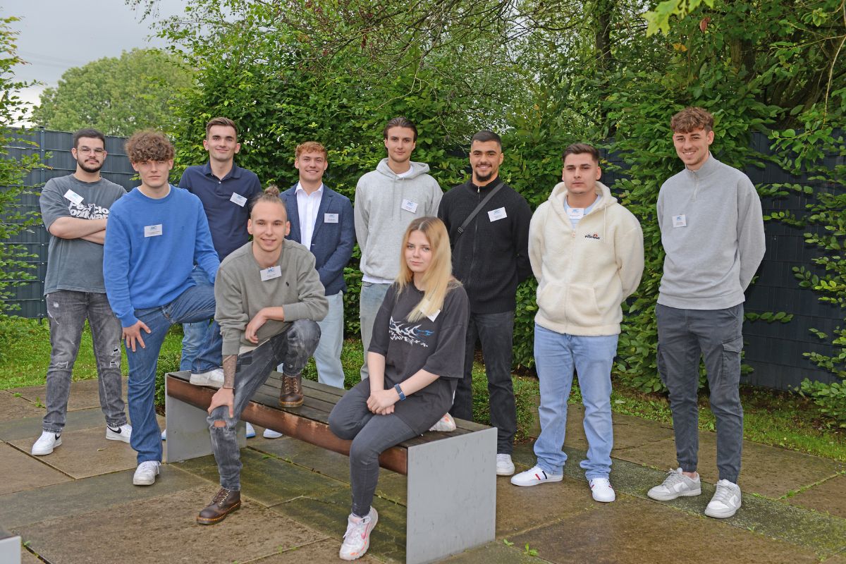 Die neuen Azubis der MC-Bauchemie, hintere Reihe stehend v.l.n.r.: Robin Smit (Fachkraft für Lagerlogistik), Niels Fabian Bagsik (Industriekaufmann), Nico Neumann (Industriekaufmann), Elias Scholz (Produktionsfachkraft Chemie), Mertcan Özev (Produktionsfachkraft Chemie), Mehmet Ali Güler (Produktionsfachkraft Chemie), Phillip Doliwa (Fachinformatiker für Systemintegration); vordere Reihe sitzend v.l.n.r.: Luca Leander Wowra (Chemielaborant), Robin Trojan (Chemikant) und Kim Leoni Buchholz (Lacklaborantin).